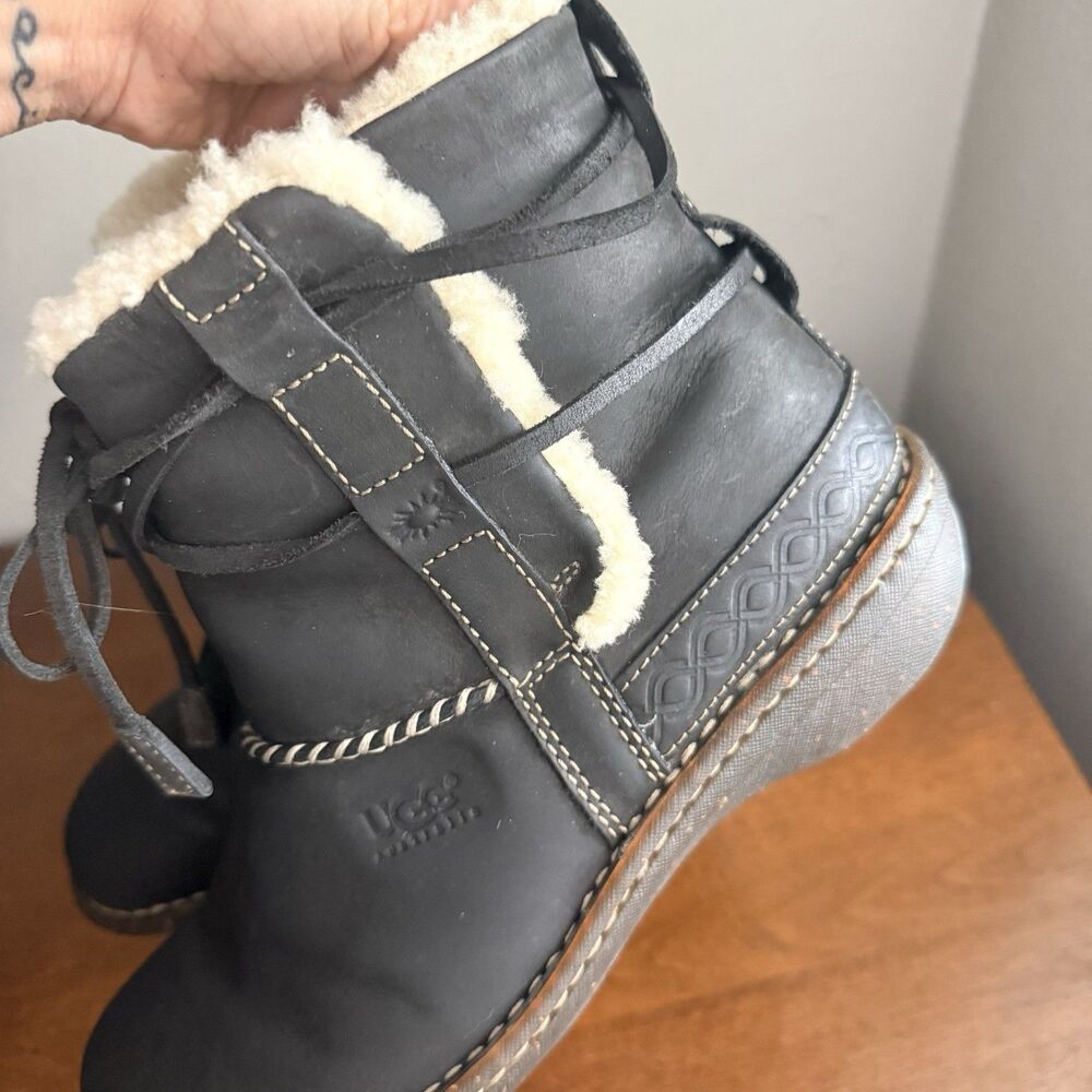 UGG Cove 5136 Womens US 9 Black Leather Sheepskin Lined Ankle Boots Booties - Picture 5 of 6